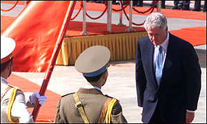 bow_clinton_vietnam