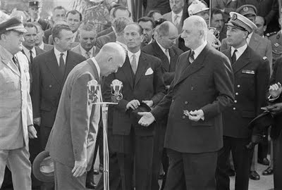 bow_eisenhower_france