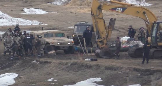 Hundreds of “Riot Gear-Clad Officers Move In With MRAPs” Against Dakota Pipeline Protests